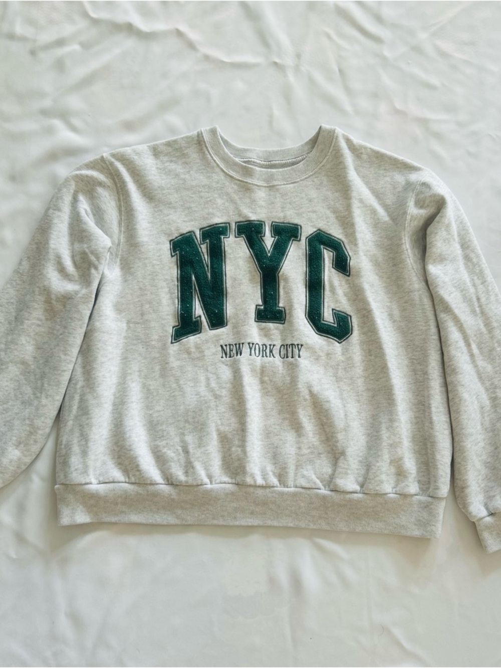 EUC Hollister Medium Gray Sweatshirt NYC Ski Winter Vacation Travel Athletic Gym